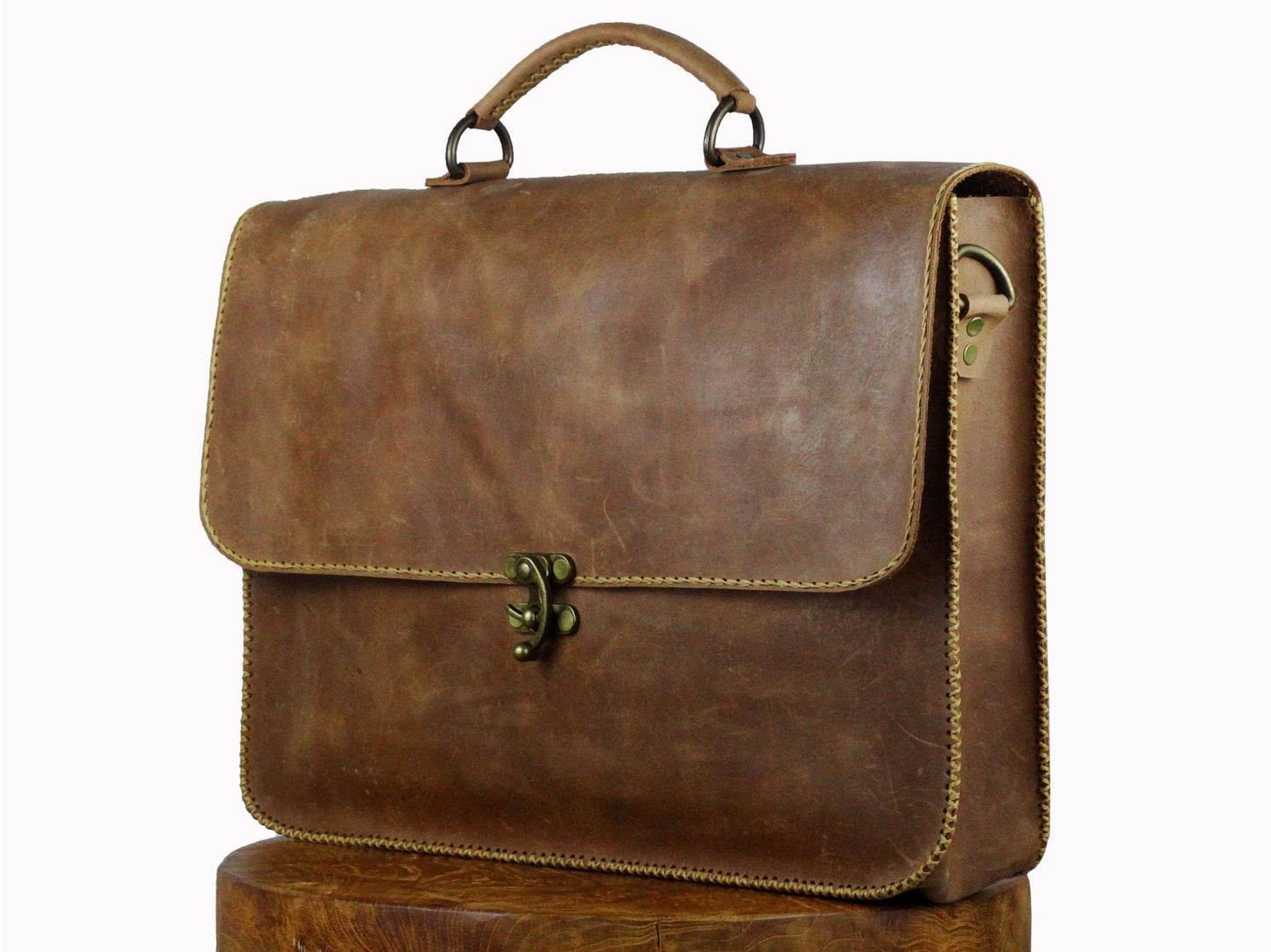 Die Aktentasche aus Leder mit einer Tasche